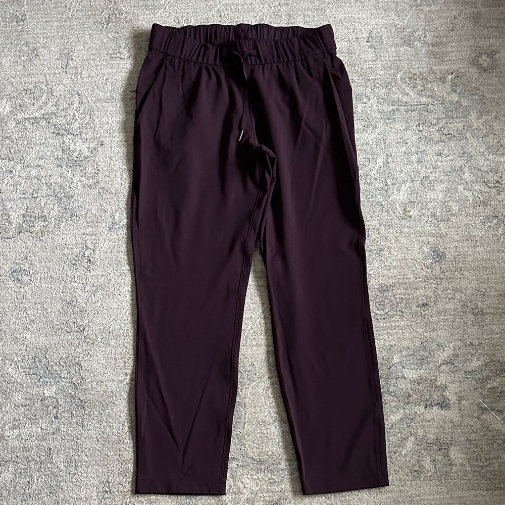 Lululemon women’s On The Fly pant
Size 8
Color black cherry